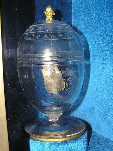 L'urne contenant le cœur attribué à Louis XVII, fils de Louis XVI et conservée à la basilique de Saint-Denis (Seine Saint-Denis). © Pierre-Emmanuel Malissin et Frédéric Valdes/licence CC
