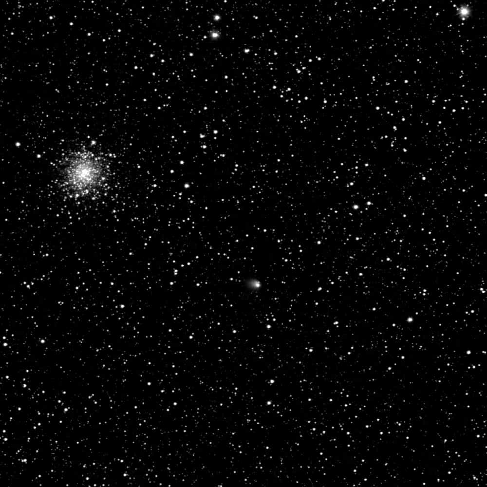 Photographiée ici le 30 avril par Rosetta, la comète 67P/Churyumov-Gerasimenko arbore une chevelure déjà longue de 1.300 km, signe d’une reprise d’activité. Sa distance avec le Soleil sera le 4 mai de 610 millions de kilomètres. Son noyau, d’une taille estimée à quatre kilomètres, est voilé par son atmosphère de gaz et de poussières. Vues depuis la Terre, Rosetta et la comète qu’elle poursuit traversent la constellation du Sagittaire. Cependant, du point de vue de la sonde spatiale, l’astre chevelu était alors dans Ophiuchus, dans le voisinage (visuel) de l’amas globulaire M107. © Esa, Rosetta, MPS (Osiris), UPD, Lam, IAA, SSO, INTA, UPM, DASP, IDA