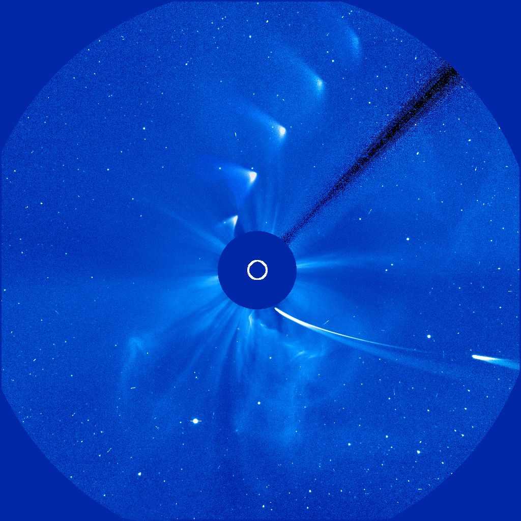 La comète Ison suivie en time-lapse dans le champ du coronographe Lasco C3 de Soho avant et après le périhélie du 28 novembre 2013. © Soho, Esa, Nasa, montage photo de Martin Gembec