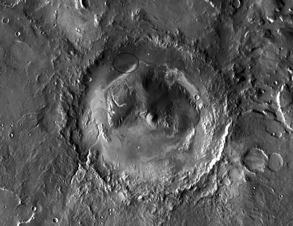 Le cratère Gale, du nom d'un astronome australien, a été choisi comme site d'atterrissage de Curiosity qui doit s'y poser en août 2012. Au centre, une montagne faite d'un empilement de couches sédimentaires composées de sulfates et argiles qui contiennent peut-être des signes d'une vie passée. © Nasa/JPL-Caltech/ASU
