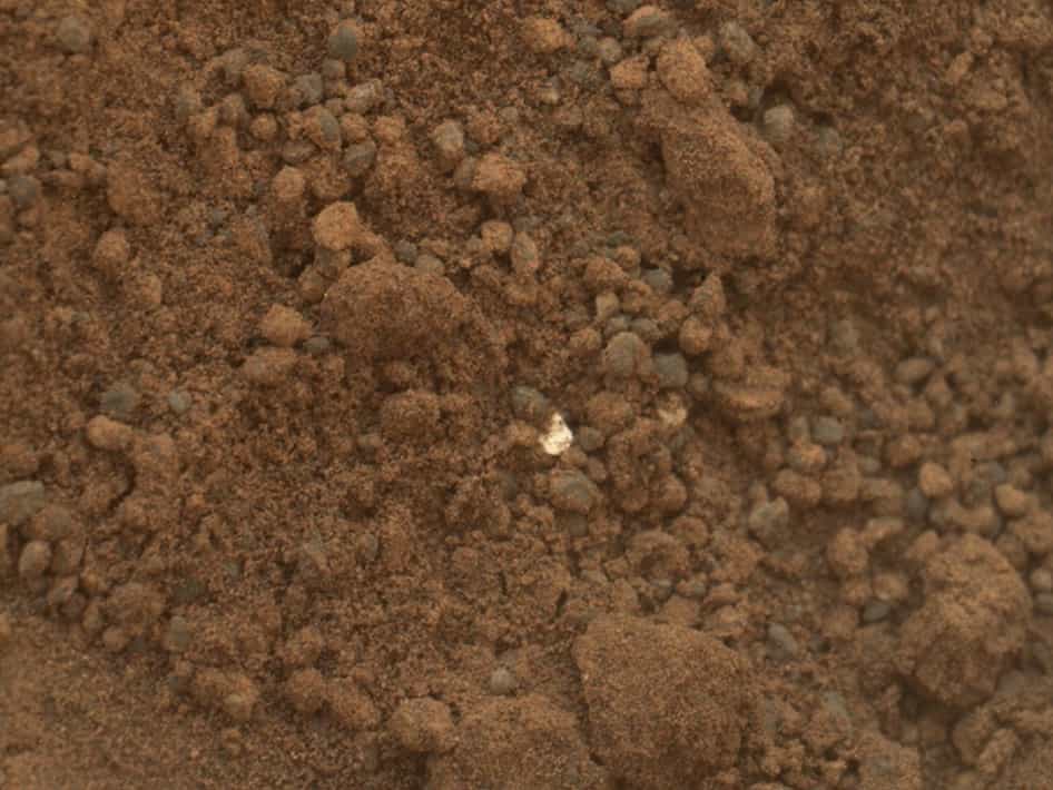 L'image prise par Mahli (Mars Hand Lens Imager), un appareil photo fixé au bout du bras de Curiosity, aux côtés d'autres instruments, et chargé des prises de vue rapprochées. L'image date du 15 octobre et montre la trace, sur environ 4 cm, laissée par le coup de pelle effectué une semaine plus tôt pour un prélèvement. © Nasa/JPL-Caltech/MSSS