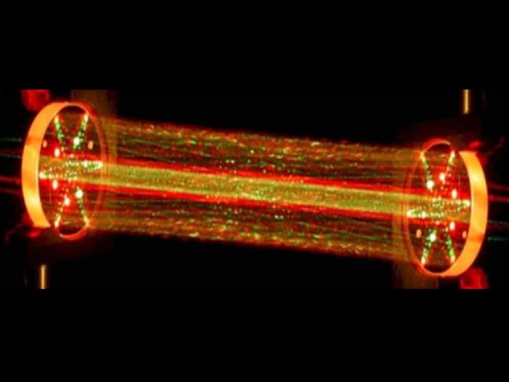 Une démonstration du spectromètre TLS effectuée sur Terre et avec un laser émettant dans le visible (alors que TLS travaille en infrarouge). Le laser se réfléchit de nombreuses fois entre les deux miroirs, envahissant le volume intérieur de l'instrument qui contient le gaz à analyser. L'absorption de différentes longueurs d'onde dépend finement des éléments (atomes) présents, ce qui permet l'analyse. © Nasa/JPL-Caltech
