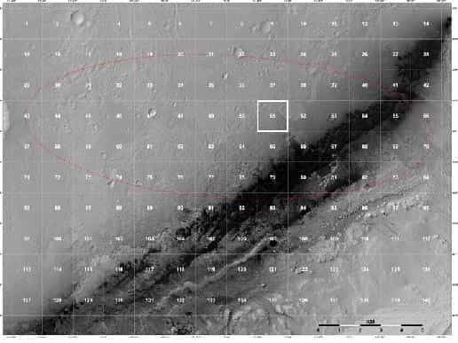Une image bien moins spectaculaire mais sur laquelle sont aujourd'hui penchées de nombreuses personnes du programme MSL. Prise par l'orbiteur MRO, avec son instrument Hirise, elle montre la région où se trouve Curiosity, quadrillée avec un maillage de 1,3 km. Le rover se situe actuellement dans le carré surligné, portant le numéro 51 et baptisé Yellowknife (le nom d'une ville canadienne). Le mont Sharp, hors champ, se trouve en bas à droite. © Nasa/JPL-Caltech/University of Arizona