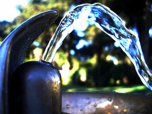 Les Français consomment 150 litres d'eau potable par jour, mais seulement 1,5 litre pour boire. © Darwin Bell CC by