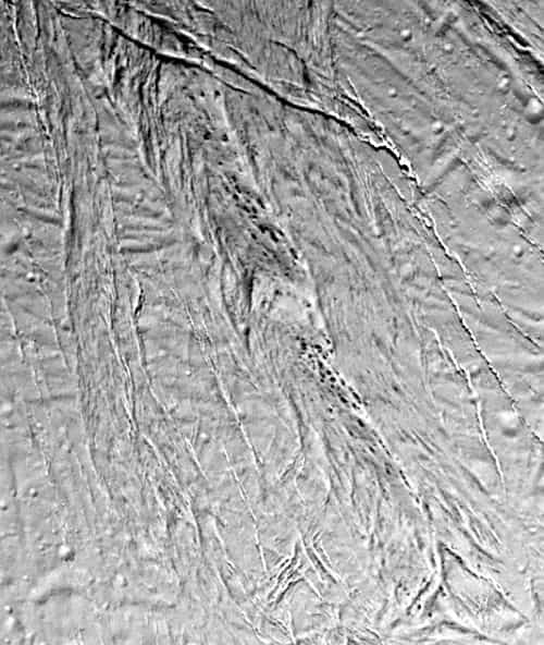 La surface torturée et fissurée d’Encelade, révélée ici par Cassini en 2005.