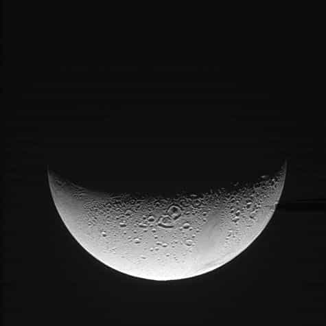 Encelade durant son approche par la sonde Cassini. Crédit Nasa/JPL.