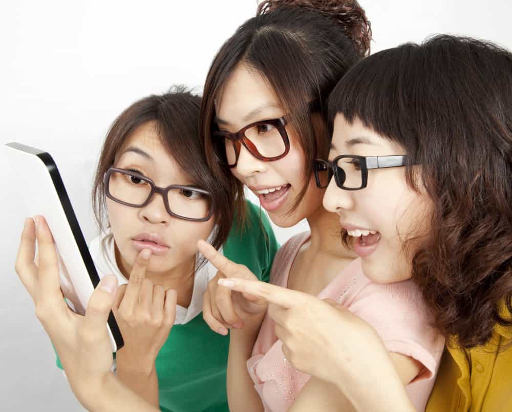Les filles et les garçons se rejoignent sur les usages d'Internet et de l'informatique. © Tom Wang, shutterstock.com