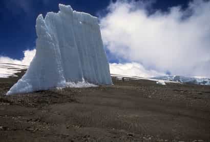 Les fragments isolés de glacier, comme celui-ci, se multiplient au sommet du Kilimandjaro. © Lonnie Thompson / Ohio State University