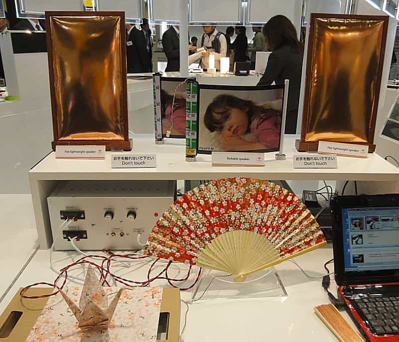 À l’occasion du salon Nano Tech 2013 qui s’est tenu à Tokyo au Japon,  Fujifilm a présenté sa technologie de haut-parleur souple. Il s’agit  d’un film combinant polymères et céramique piézoélectrique qui allie  souplesse et dureté pour résonner comme la membrane d’un haut-parleur.  On voit sur cette photo les diverses formes que le film peut prendre&nbsp;:  un éventail, plié en origami, en cylindre déroulable ou en panneau ultra  fin. © Fujifilm/Tech-On