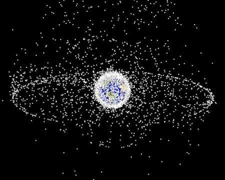 Cette vue équatoriale montre à la fois les satellites de l'orbite géostationnaire, mais aussi ceux qui s'en écartent (notamment les satellites russes sur orbite très elliptique de 12 heures). Nasa 2007.