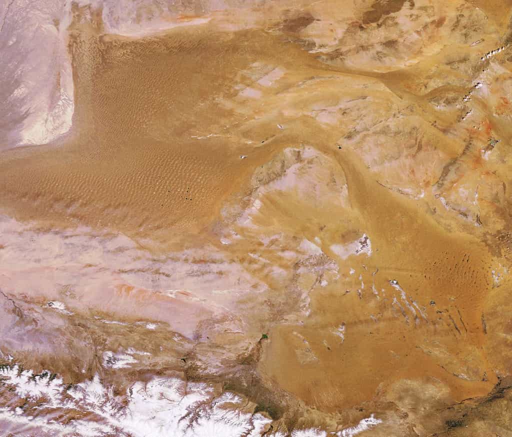 Cette image prise par Envisat montre le Désert de Gobi, qui s'étend sur de vastes régions de la République Populaire de Mongolie et de la Région Autonome de Mongolie Intérieure, en Chine. Ce document a été acquis par la caméra Meris d'Envisat, le 13 avril 2008, en mode "pleine résolution" qui permet de distinguer des détails de 300 mètres. Source Esa