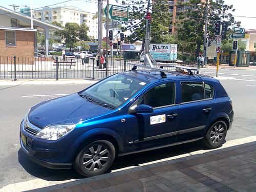 Une Google Car dans une rue de Sydney (Australie). Remarquez le mât portant la caméra, peu discret. Les véhicules vus en France sont noirs. © Sebr / Flickr - Licence Creative Common (by-nc-sa 2.0)