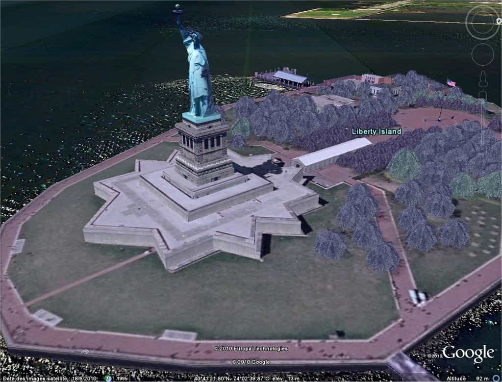 La statue de la Liberté, à New York, se pare d'une végétation artificielle qui apparaît en relief. Pourtant, les photographies originales qui montrent les vrais arbres, certes en 2D, sont bien plus réalistes.