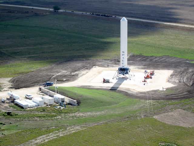 Le Grasshopper sur son pas de tir, avant son deuxième essai. SpaceX veut en faire un réservoir réutilisable sur son lanceur Falcon-9. © SpaceX