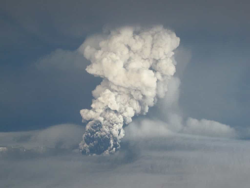 L'éruption du Grímsvötn en Islande avec son panache de cendres le 22 mai 2011. © Matthew J. Roberts