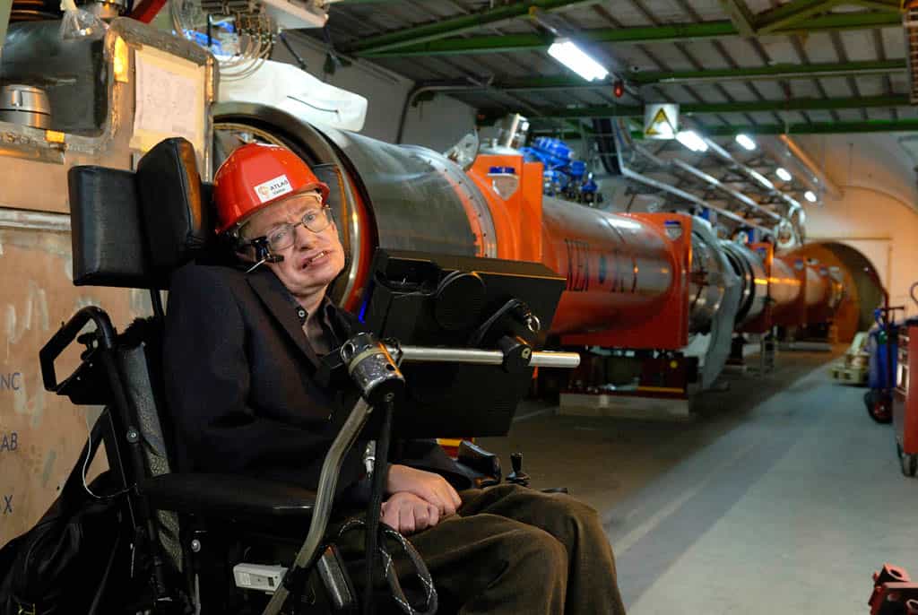 Stephen Hawking en visite voilà quelques années au LHC. L'accélérateur lui a fait perdre 100 dollars à la suite d'un pari sur la découverte d’une nouvelle particule avec le LHC. © Cern