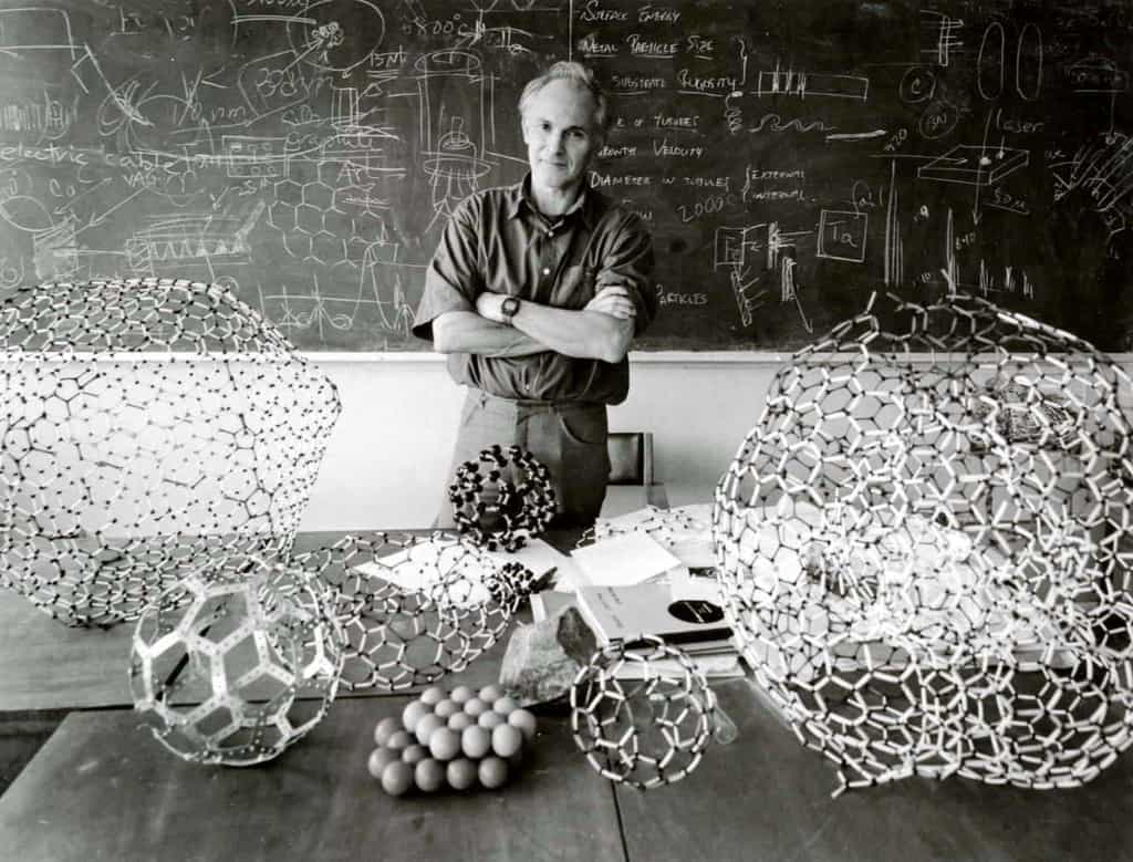 Harold Walter Kroto est un chimiste britannique, colauréat du prix Nobel de chimie de 1996, avec Robert Curl et Richard Smalley, pour sa découverte des fullerènes. Il est notamment célèbre pour avoir mis en évidence le buckminsterfullerène, parfois également appelé footballène, une molécule sphérique en C60 de la famille des fullerènes C2n. Ces structures fermées sont composées de (2n-20)/2 hexagones ainsi que de 12 pentagones. © Harold Kroto, www.kroto.info