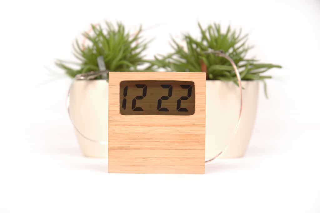 Soil Clock, une horloge qui n'a besoin que de terre et d'eau. © Marly Gommans