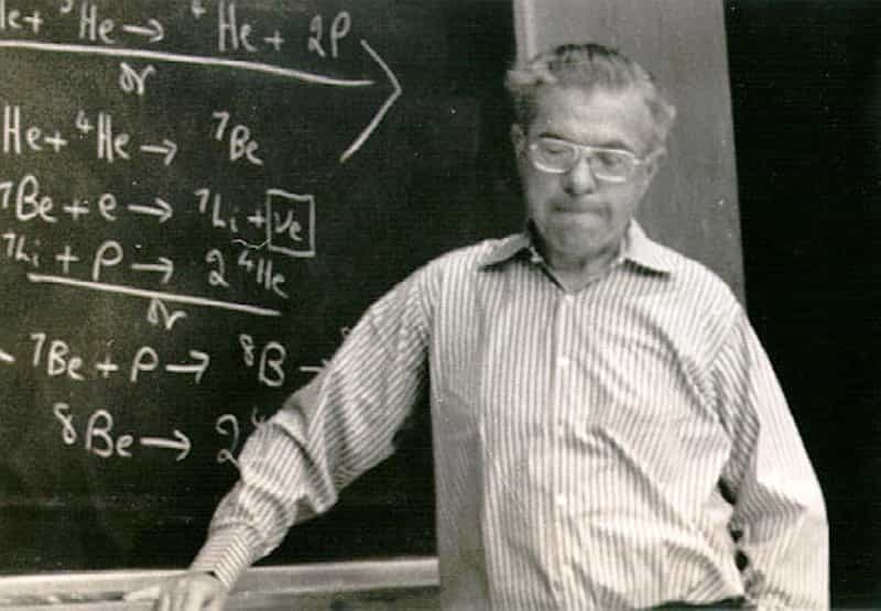Fred Hoyle en plein cours d'astrophysique nucléaire. Il avait prédit ce que l’on appelle maintenant l'état de Hoyle à partir de l'abondance du carbone dans l'univers observable. © Astrophysics Group at Clemson University, Department of Physics and Astronomy