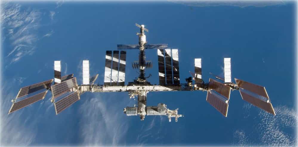 La Station spatiale internationale (ici photographiée en 2011) orbite à environ 400 kilomètres d'altitude, là où circulent de nombreux débris de toutes tailles. © Nasa
