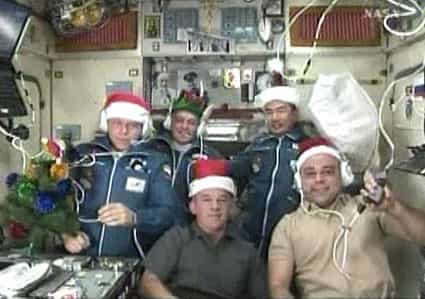 L'Expédition 22 au complet, prête pour fêter Noël à 425 kilomètres au-dessus de la surface de la mer. Au premier plan, de gauche à droite, Jeff Williams (commandant) et Maxim Suraev (ingénieur de vol). Derrière, de gauche à droite, Oleg Kotov, Timothy Creamer et Soichi Noguchi (ingénieurs de vol). © Nasa