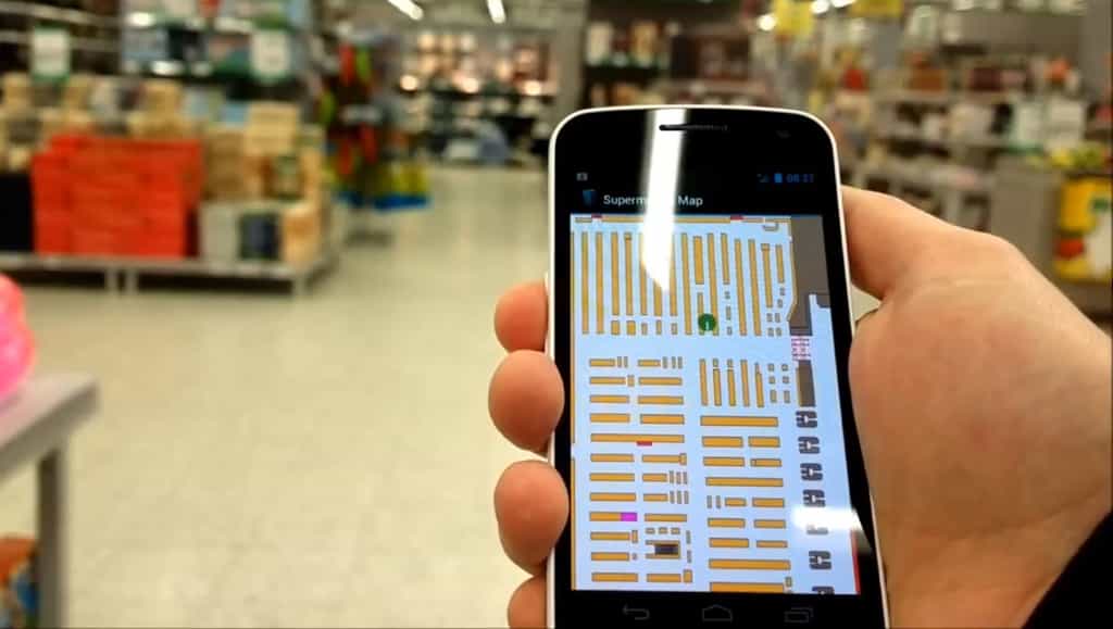 Sur l’écran du smartphone, le plan du lieu (ici un supermarché) s’affiche avec la position de l’utilisateur en temps réel (point vert, en haut au centre). © Indooratlas 