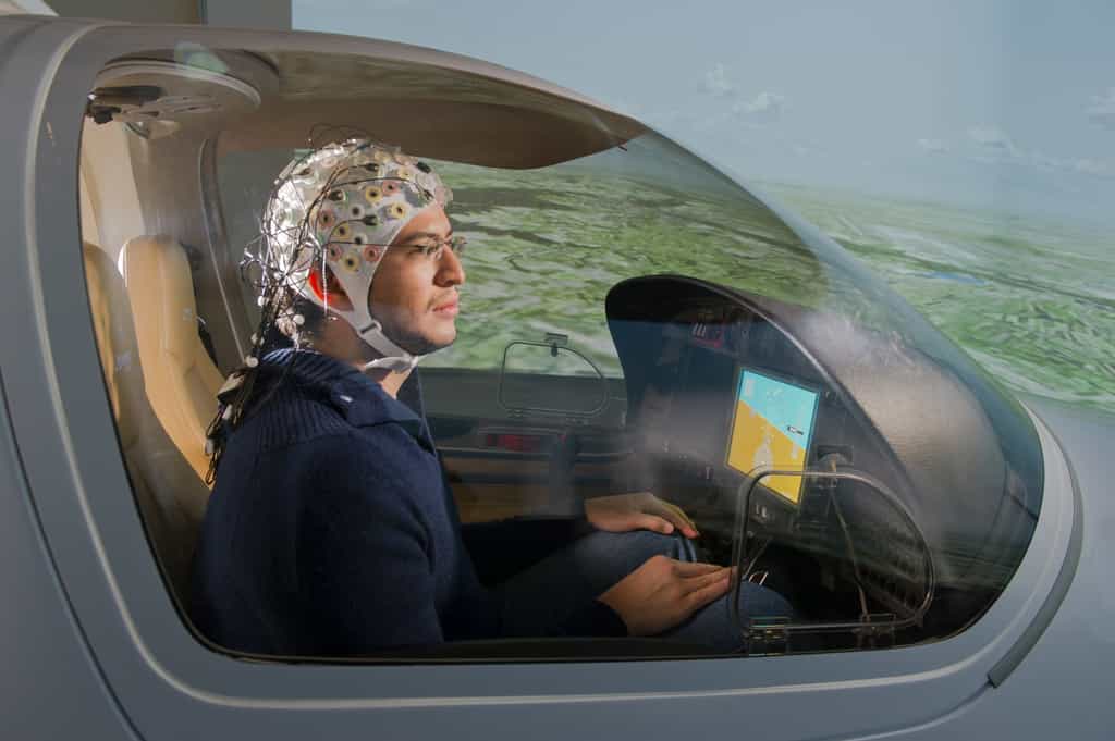 L'étonnant projet européen Brain Flight étudie une interface permettant de piloter un avion par la pensée. Des essais menés sur un simulateur de vol sont prometteurs, même si la réalisation concrète reste lointaine. © A. Heddergott/TU München