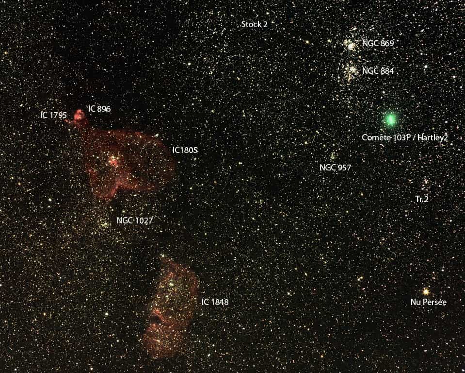 La comète 103P/Hartley 2 saisie le 9 octobre dernier au milieu de nombreux objets célestes de la constellation de Persée. © J. Clauss