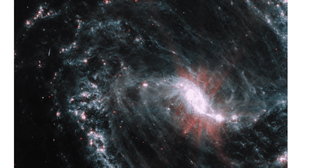 Les performances du télescope spatial James-Webb donnent aux astronomes une vue inédite sur les galaxies proches de notre Voie lactée. Ici, des amas de poussière et de gaz dans le milieu interstellaire de NGC 1365 ont absorbé la lumière des étoiles en formation et l’ont renvoyée dans l’infrarouge, éclairant un réseau complexe de bulles caverneuses et de coquilles filamenteuses influencées par les jeunes étoiles libérant de l’énergie dans les bras spiraux de la galaxie. © Nasa, ESA, CSA et J. Lee (NOIRLab) ; traitement d’images : A. Pagan (STScI)