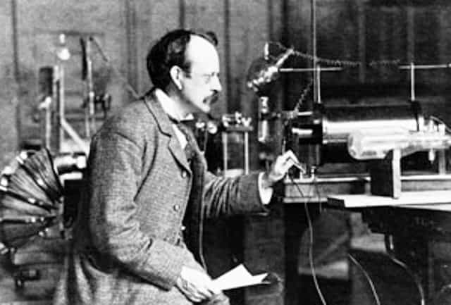 Voilà plus d'un siècle, Joseph John Thomson (1856-1940) faisait la découverte de l'électron et mesurait sa masse. Bien avant Robert Brout, François Englert et Peter Higgs, les théoriciens de l'époque comme Lorentz et Poincaré avaient déjà entrepris de calculer la masse de l'électron. © Cavendish Laboratory, université de Cambridge