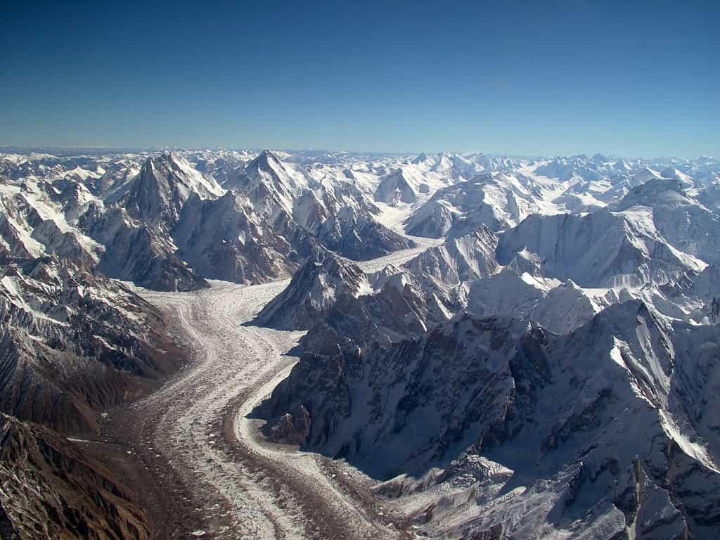 Le massif du Karakoram a la même origine que la chaîne de l’Himalaya. Il est né de la collision entre les plaques lithosphériques indo-australienne et eurasienne. Les glaciers qu'il abrite alimenteraient environ 130 millions de Pakistanais en eau potable. © *_*, Flickr, CC by 2.0