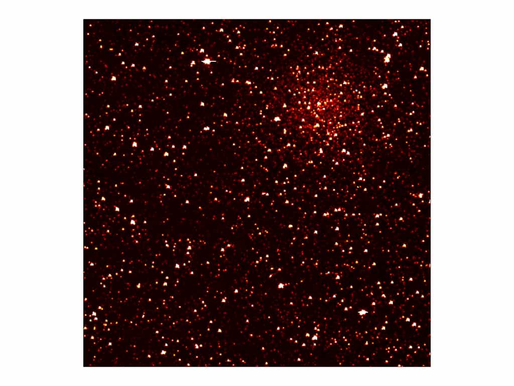 L'amas ouvert  NGC 6791, situé à 13.000 années-lumière de la Terre et visible dans la constellation de la Lyre. Il intrigue les astronomes avec sa masse élevée (4.000 masses solaires), son âge canonique (8 milliards d'années) et son exceptionnelle richesse en fer. NGC 6791 ne figure pas parmi les objets d'étude de la mission Kepler mais sa célébrité méritait d'en faire un portrait pour les premières images de l'instrument. © Nasa