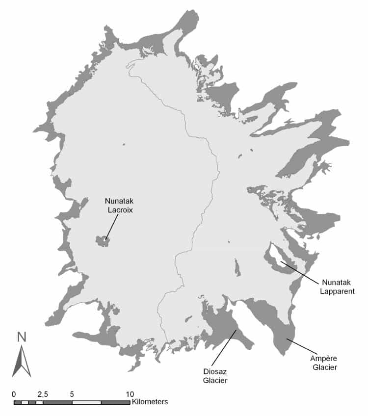 Etendue de la calotte Cook entre 1963 (gris foncé) et en 2003 (gris clair). On remarque que le recul glaciaire est asymétrique, en l'occurrence, plus important à l'est. © AGU 2009