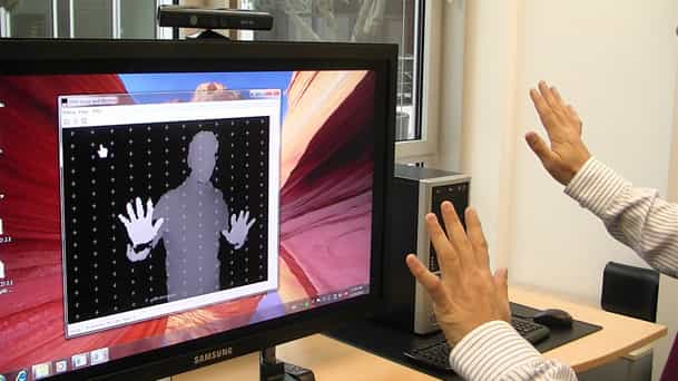 L'interface du futur, qui équipera des systèmes robotisés, devra nous regarder. Ici le module Kinect de Microsoft détourné par l'entreprise Evoluce pour piloter Windows 7 par des gestes. © Evoluce