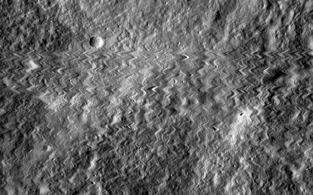 Le 13 octobre 2014, quelque chose a visiblement bousculé le &quot;photographe&quot; LRO lorsqu'il survolait la surface de la Lune. © Nasa, Goddard Space Flight Center, Arizona State University 
