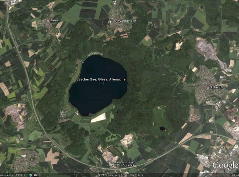 Le Laacher See, un paisible lac à l'ouest de l'Allemagne, non loin de la frontière belge, victime d'un hoax. (Image capturée sur Google Earth.)