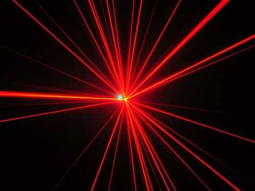 Les rayons laser, souvent cachés (heureusement pour nos yeux), sont nombreux autour de nous et parcourent des milliers de kilomètres dans les fibres optiques. Un tour d'horizon de ces rayonnements stimulés permet de mieux comprendre quelques miracles technologiques de notre quotidien. © DR