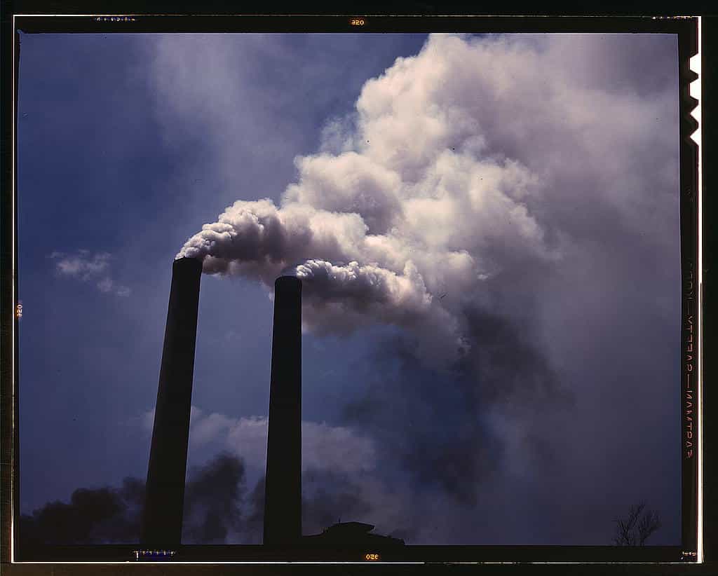 Les aérosols sulfatés ont été émis allègrement par les centrales à charbon jusqu'à la fin des années 1970, aux États-Unis et en Europe. Leur pouvoir réfléchissant refroidit l'atmosphère et modifie la circulation atmosphérique méridienne. © U.S. Library of Congress