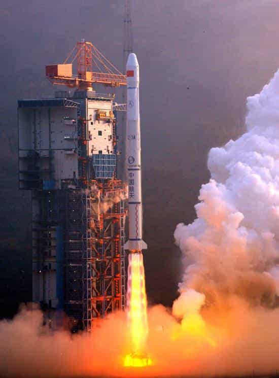 Une fusée Longue Marche 3 au décollage. Ce type de lanceur a permis la mise en orbite des satellites de Beidou, le GPS chinois qui vient d'entrer en service commercial. © Xinhua