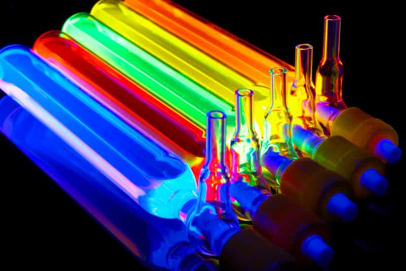 La luminescence féerique réémise par les boîtes quantiques éclairées par une source lumineuse. En changeant la taille des « boîtes », il est possible de contrôler la couleur de la lumière qu’elles absorbent ou réémettent. Et donc d’accorder la pile à combustible solaire aux longueurs d’onde du spectre visible que l’on souhaite capter. © Nanoco Technologies Ltd