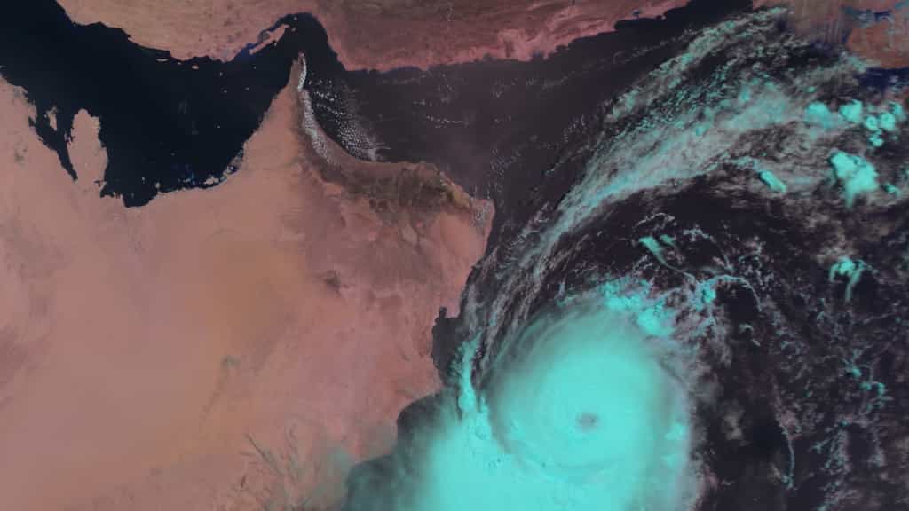 Le cyclone Phet vu par le radiomètre AVHRR du satellite Metop-A le 2 juin 2010 à 10 h 06 TU, en fausses couleurs. On distingue bien la masse nuageuse, de couleur verte, tournant dans le sens des aiguilles d'une montre et présentant « l'œil », au centre. La côte à gauche est celle du sultanat d'Oman, à l'extrémité sud-est de la péninsule arabique. Au nord, le golfe d'Oman, avec le détroit d'Ormuz, ouvre sur le golfe Persique (à gauche) et sépare la péninsule des côtes iraniennes, en haut de l'image. © Eumetsat 2010