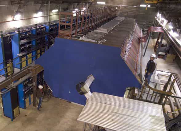 Une vue du détecteur Minos en cours d'installation avec ses 486 plaques d'acier équipées de photomultiplicateurs. Crédit : Fermilab