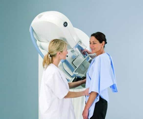 La mammographie 3D permet d’augmenter le diagnostic de cancer du sein, même par rapport au trio mammographie conventionnelle, IRM et échographie.&nbsp;Comme pour cet appareil SenoClaire (de l'entreprise GE Healthcare), la méthode est celle de la tomosynthèse numérique, dans laquelle un faisceau de rayons X tourne autour du sein pour réaliser une série d'images 2D qu'un ordinateur transformera en modèle 3D. © GE Healthcare