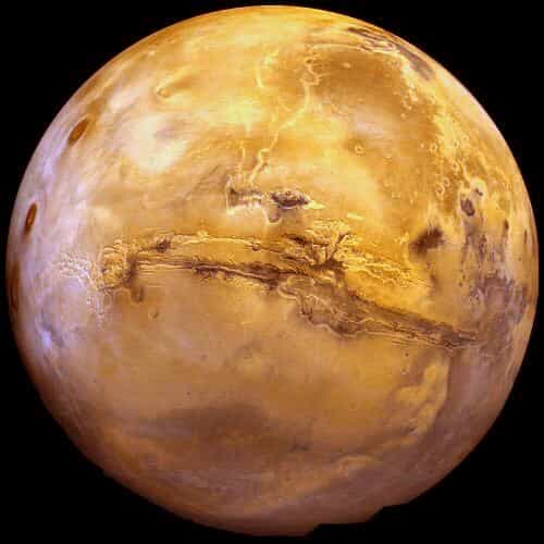Ce cliché des ravines du cratère martien Newton combine les données obtenues par la sonde MRO et une modélisation 3D. © Nasa/JPL-Caltech/Univ. of Arizona
