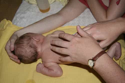 Bien pratiqués, les massages font aussi du bien aux bébés... © InfiniteWorld/ Flickr - Licence Creative Common (by-nc-sa 2.0)