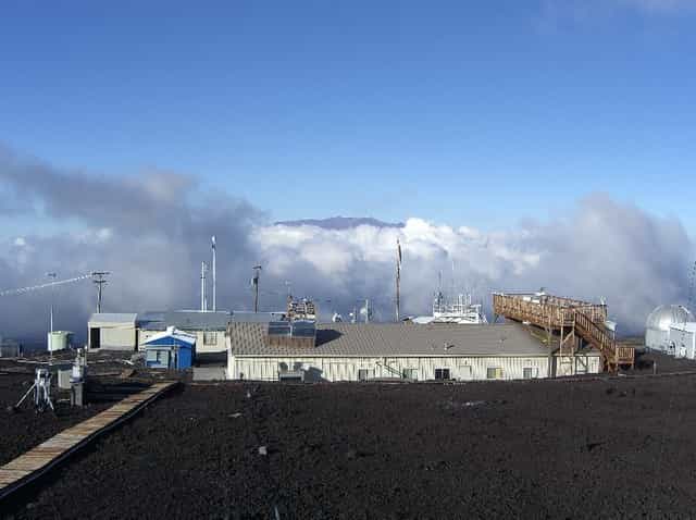 La concentration atmosphérique en CO2 augmentait de 0,7 ppm/an à la fin des années 1950 sur le site de l'observatoire Mauna Loa (Hawaï). Voilà maintenant dix ans que ce taux de croissance affiche une valeur de 2,1 ppm/an. © Noaa