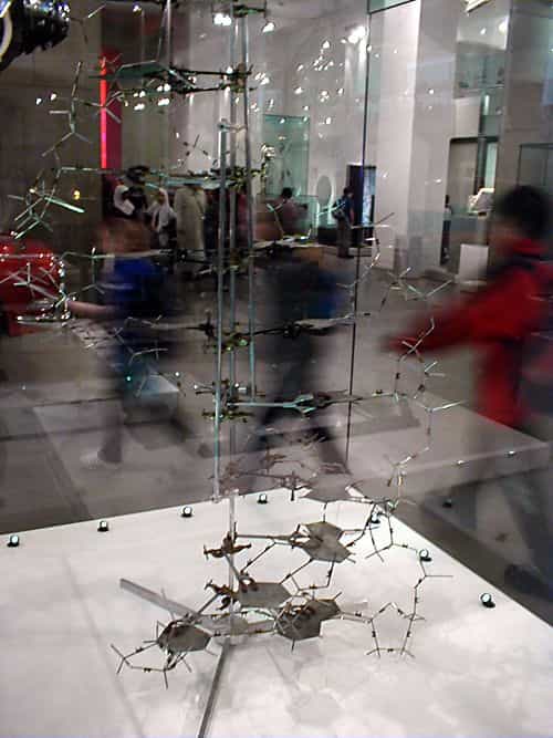Un incunable : le premier modèle de molécule d’ADN construit en 1953 par Crick et Watson, aujourd’hui exposé au National Science Museum of London. (Image libre de droits)