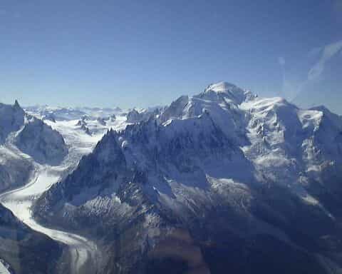&Agrave; cause du réchauffement climatique, des éboulements de roche sont observés de plus en plus fréquemment sur le massif du Mont-Blanc. &copy; Zulu, Wikipédia, cc by sa 3.0