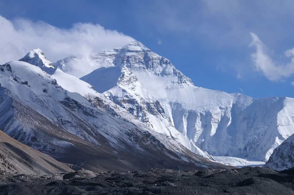 Le mont Everest, dans l'Himalaya, vu du camp de base (côté népalais). Sur le sommet le plus élevé de la Terre, qui culmine à 8.848 m, la pression atmosphérique est le tiers de celle au niveau de la mer. Un même volume d'air (par exemple chaque respiration d'un montagnard) contient trois fois moins de molécules. Mais les proportions restent les mêmes : il y a toujours, par exemple, 21 % d'oxygène et 78 % d'azote. © Rupert Taylor-Price, Flickr, cc by 2.0