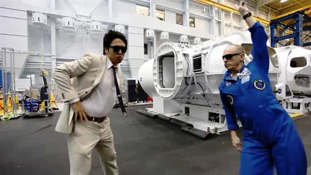 Sur la droite, on voit l'astronaute Clayton Anderson qui a été à bord de l'ISS et a participé à Neemo. Ne craignant pas l'autodérision, il danse sur la chorégraphie de Gangnam Style.  © Nasa